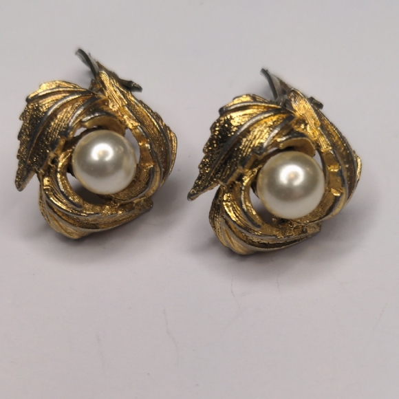 Vintage Jewelry - Vintage Faux Pearl Signed E670 Earrings Roman Leaf Gold Tone Clip Ons